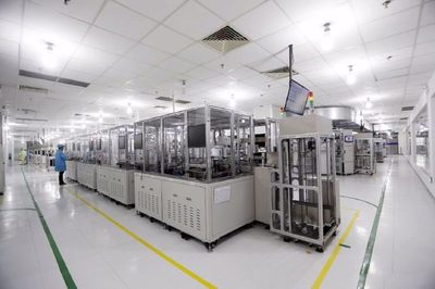 科技智能在發展,如此之大的工廠從一千人變成無人智能生產